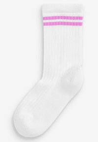 Chaussette blanche côtelée avec des accents rayés rose et blanc en haut. Texture lisse et design de longueur classique.