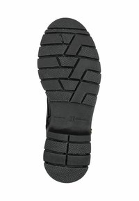Suola di scarpa in gomma nera con un motivo di battistrada testurizzato e multidirezionale, caratterizzato da solchi profondi per una migliore trazione. Marcata con taglia 37.