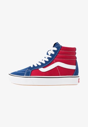 Baskets montantes en toile bleue et rouge avec une bande blanche latérale, des lacets blancs et une semelle épaisse en caoutchouc blanc.