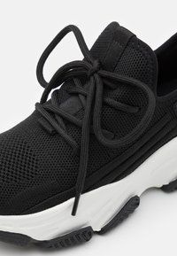 Steve Madden JPROTÉGÉ - Matalavartiset tennarit - black