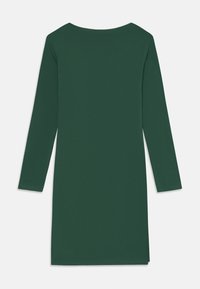 Kungsröd ribbad stickad långärmad klänning med rund hals och rak fåll på vit bakgrund.