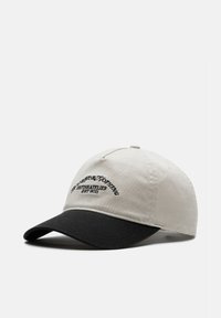 Berretto da baseball in cotone con corpo grigio chiaro, visiera nera e testo ricamato sul davanti. Presenta un design classico e una fascia regolabile.