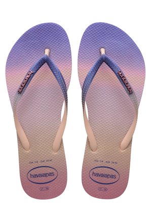 Chanclas de goma en degradado rosa y púrpura con una suela texturizada y tiras de contraste. Presenta el logo de Havaianas grabado en la plantilla.