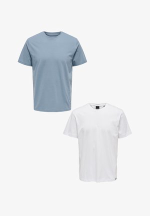 Zwei Rundhalsausschnitt-T-Shirts: eins hellblau, eins weiß. Beide sind kurzärmlig, aus Baumwolle gefertigt und haben eine normale Passform.