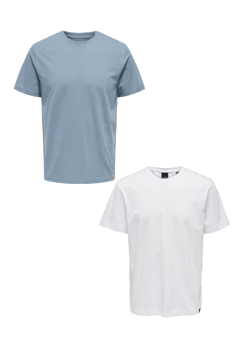 Zwei Rundhalsausschnitt-T-Shirts: eins hellblau, eins weiß. Beide sind kurzärmlig, aus Baumwolle gefertigt und haben eine normale Passform.