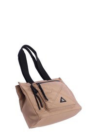 Bolso tote de nailon color canela con asas negras y bolsillo frontal con cremallera. Presenta un logo triangular y detalles de costura geométrica. Textura suave en general.