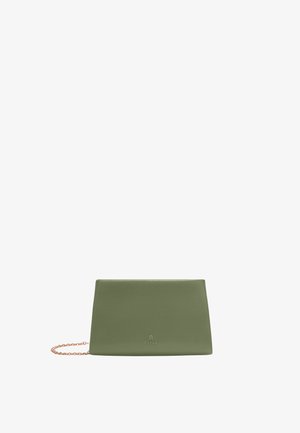 Πράσινη δερμάτινη τσάντα clutch με υφή και επίπεδο σχεδιασμό, διαθέτοντας αλυσίδα σε ροζ χρυσό και εκτυπωμένο λογότυπο μπροστά.