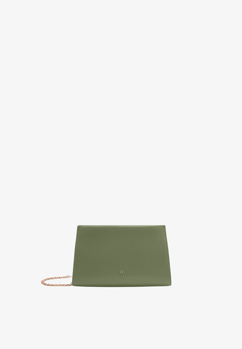 Clutch bag de couro texturizado verde com um design plano, apresentando uma corrente em rosa dourado e um logótipo impresso na frente.