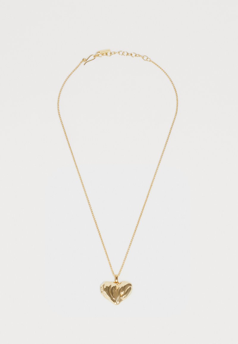 Collana d'oro con un pendente a forma di cuore, caratterizzata da una finitura liscia e lucida e una delicata catena con lunghezza regolabile.