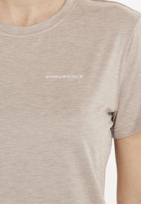 Endurance MAJE - T-shirt till träning - warm taupe