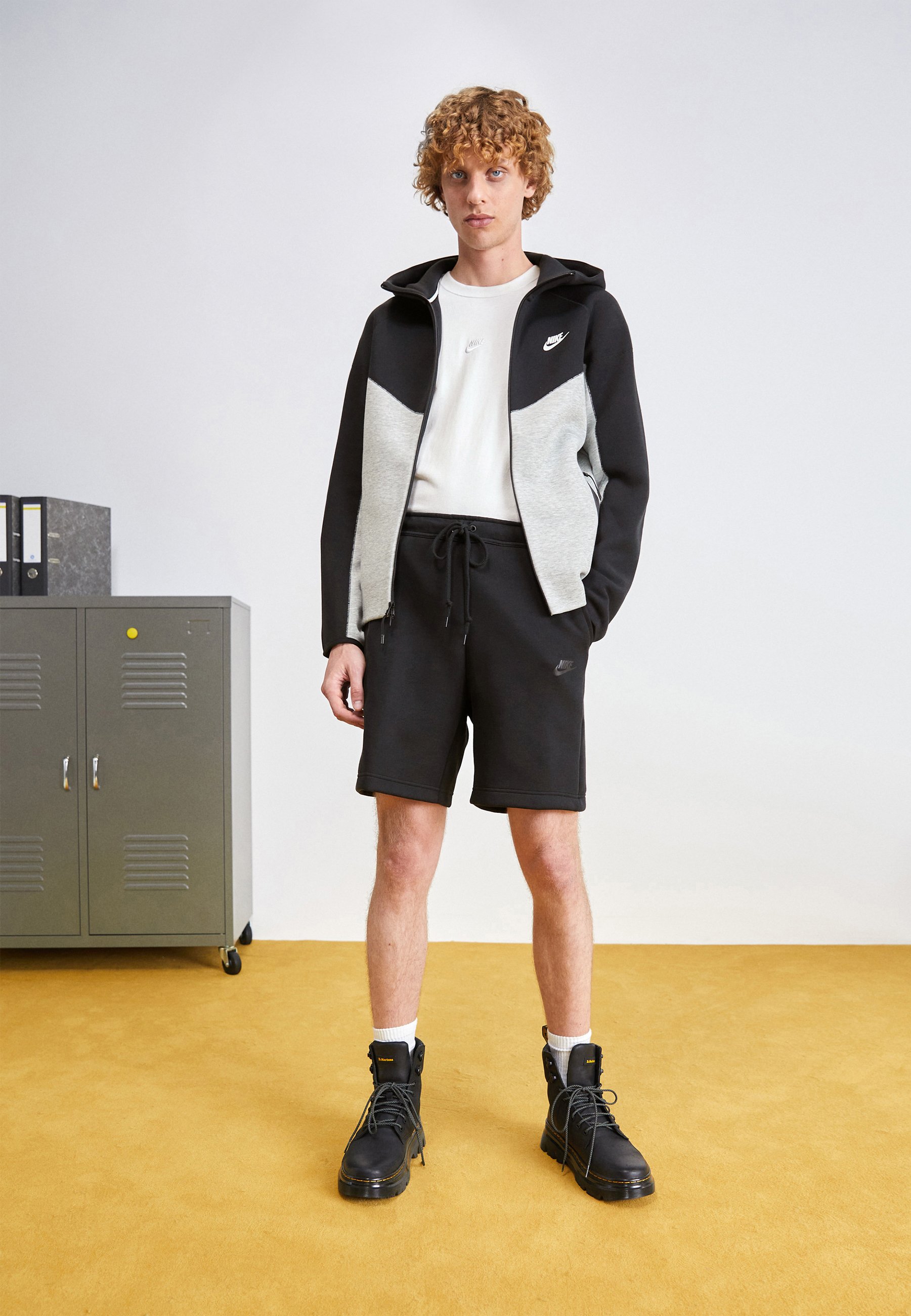 Nike Sportswear SPORTSWEAR TECH FLEECE - Jogginghose - black