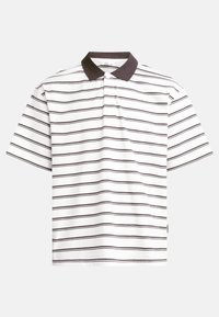 Polo a maniche corte bianco con righe orizzontali marrone scuro. Presenta un colletto a contrasto marrone scuro e tessuto in cotone morbido.