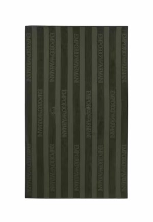 Asciugamano verde scuro con strisce verticali che presenta il marchio in rilievo "Emporio Armani", texture liscia e finitura in tessuto morbido.