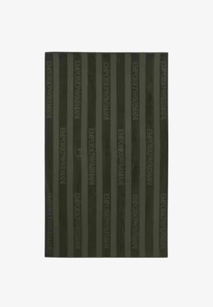 Asciugamano verde scuro con strisce verticali che presenta il marchio in rilievo "Emporio Armani", texture liscia e finitura in tessuto morbido.