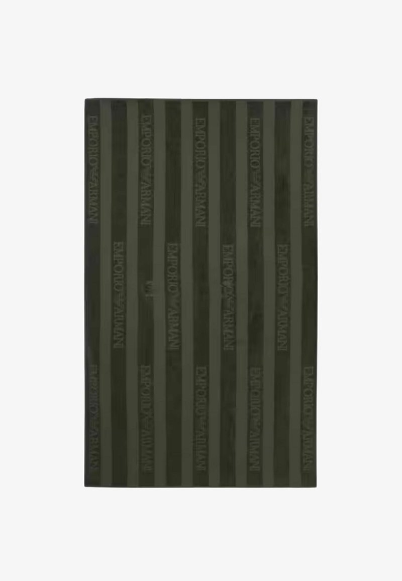 Asciugamano verde scuro con strisce verticali che presenta il marchio in rilievo "Emporio Armani", texture liscia e finitura in tessuto morbido.