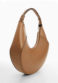 Sac à main en cuir marron de forme incurvée en demi-lune, avec une finition texturée et une fermeture éclair sur un côté. Bretelle réglable.