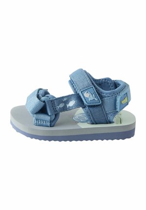 Modré textilní sandály s nastavitelnými popruhy, texturovanou podrážkou a tvarovanou gumovou stélkou se vzorem ryb. Lehký a otevřený design.