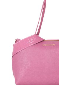 Borsa a tracolla rosa in pelle con superficie texturizzata, dotata di una tracolla coordinata decorata con il marchio "Valentino" e una cerniera dorata.