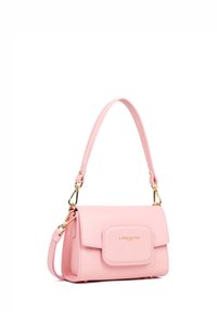 Borsa a tracolla in pelle rosa, di piccole dimensioni e forma rettangolare, con dettagli in metallo dorato e patta frontale. Inclusa una tracolla rimovibile.