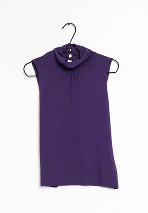 Fioletowy top bez rękawów z dekoltem typu komin, wykonany z miękkiego materiału, z marszczonym szwem przy szyi i prostym dołem.