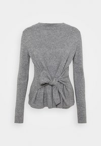 Šedý pletený svetr s dlouhým rukávem, který má široký vázací uzel v pase a řasené detaily kolem pasu, vystavený na jednobarevném pozadí.