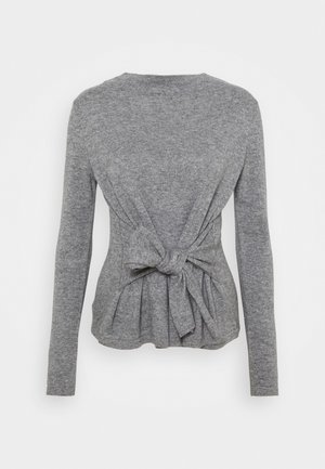Pull en maille gris à manches longues avec un large nœud à la taille et des détails de tissu froncé autour de la taille, présenté sur un fond uni.