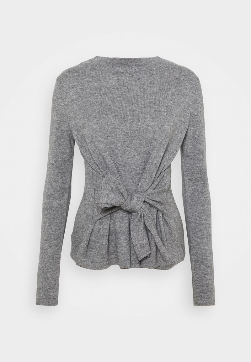 Šedý pletený svetr s dlouhým rukávem, který má široký vázací uzel v pase a řasené detaily kolem pasu, vystavený na jednobarevném pozadí.