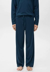 Conjunto de salón azul marino que incluye una camiseta de manga larga y pantalones holgados con cintura elástica y cordón. Tejido liso y ligero.