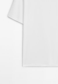 Hvid kortærmet T-shirt med klassisk rund halsdesign, glat tekstur og lige kant, uden synlige mønstre eller accenter.