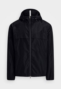 Musta kevyt takki hupulla ja edessä vetoketju. Takissa on hupussa joustavat kiristysnyörit ja yksinkertainen, sileäpintainen materiaali.