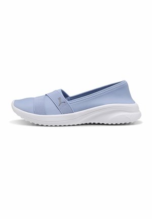 Lichtblauwe slip-on sneaker met elastische bandjes en witte gewatteerde zool, met Puma-logo op het bandje en aan de zijkant van de zool.
