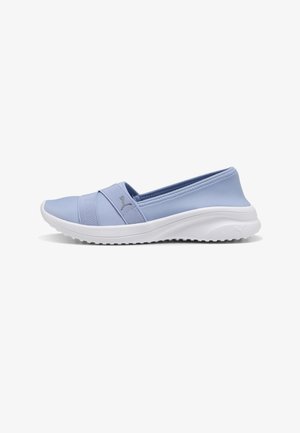 Lichtblauwe slip-on sneaker met elastische bandjes en witte gewatteerde zool, met Puma-logo op het bandje en aan de zijkant van de zool.