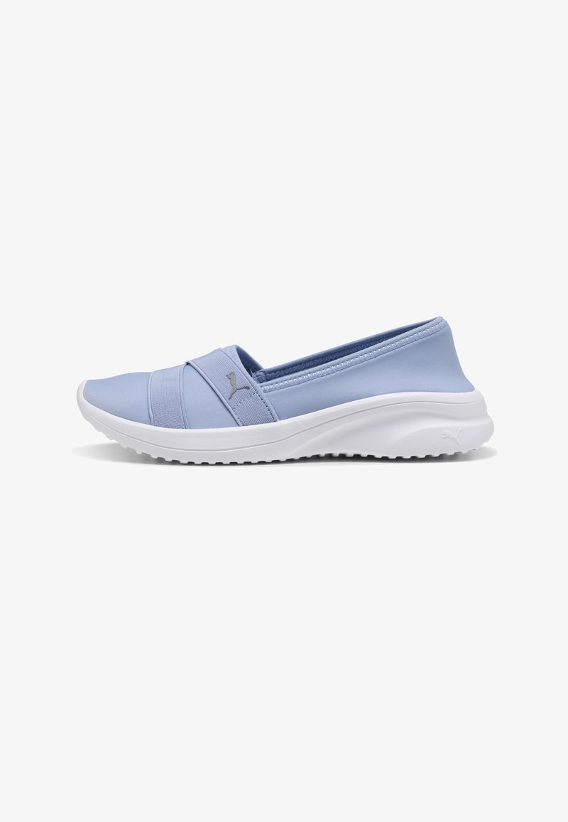 Baskets slip-on bleu clair avec des bandes élastiques et une semelle blanche rembourrée, avec le logo Puma sur la bande et le côté de la semelle.