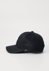 Căciulă de baseball neagră, realizată dintr-un material din bumbac, cu un vârf curbat, design cu șase panouri și logo brodat pe partea din față.