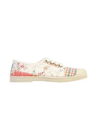 Zapatilla de lona baja con suela blanca, con patrones de patchwork floral y de cuadros en tonos rojo, azul y beige, cierre de cordones.