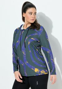 Kapuzensweatshirt in Grün mit wirbelnden blauen und gelben abstrakten Mustern. Hergestellt aus glattem Stoff, mit langen Ärmeln und einem Kordelzug.