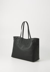 Svart läder toteväska med dubbla handtag, rektangulär form, texturerad yta och inga synliga detaljer eller dekorationer.