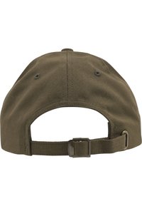 Oliven grøn baseballkappe med buet skygge, justerbar spænde rem og tekstiloverflade. To ventilationsøjer på hver side.