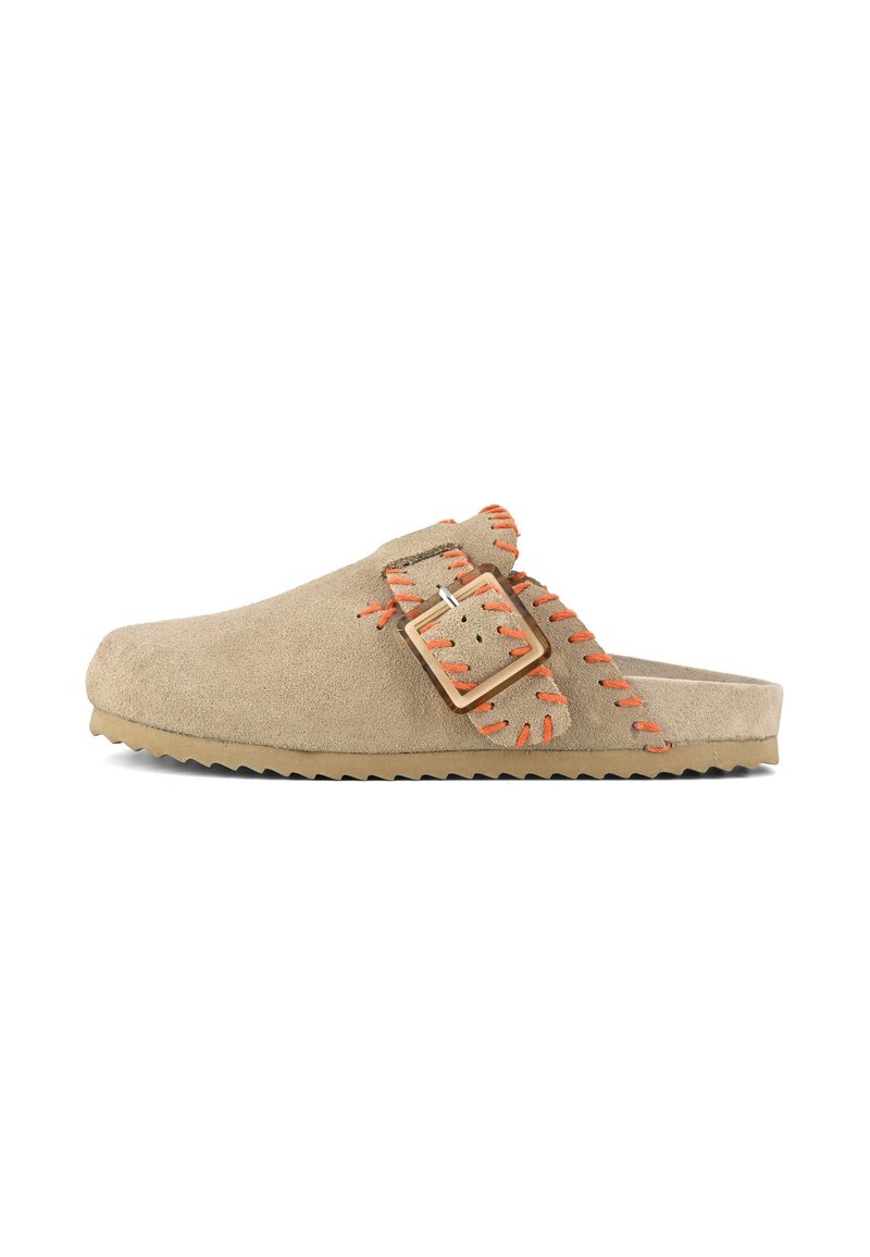 Zoccolo in suede beige con finitura testurizzata, caratterizzato da un accento arancione cucito e un dettaglio a fibbia quadrata. Suola in gomma leggera.