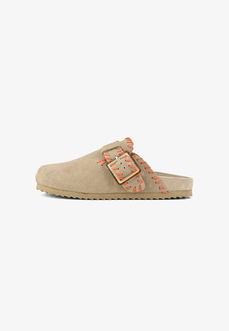 Bež suknja s teksturiranim finišem, s narančastim prošivom i detaljem kvadratne kopče. Lagani gumeni potplat.