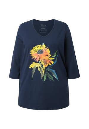 Maglietta blu navy con scollo a V e maniche a tre quarti, con una grande stampa frontale di un fiore giallo e arancione in stile acquerello con foglie verdi.
