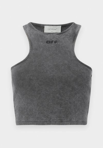 Szary prążkowany crop top z okrągłym dekoltem, posiadający ramiączka i małe czarne logo z przodu. Gładka tekstura, dopasowany krój.