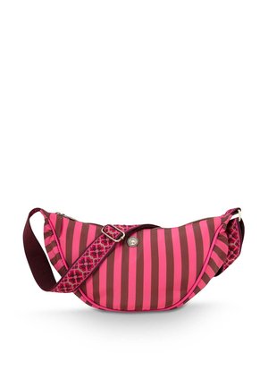 Petit sac en forme de croissant avec des rayures verticales roses vives et rouge foncé et une sangle réglable avec un motif décoratif.