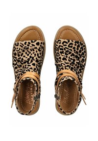 Sandačky s leopardím potiskem na hnědé podrážce, s přezkou a texturovaným svrškem. Otevřená špička s prošíváním.