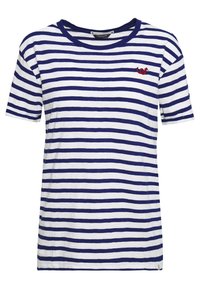 Camiseta a rayas en azul marino y blanco, de mangas cortas, con cuello redondo, que presenta un pequeño detalle bordado en rojo en el pecho. Material de algodón suave.