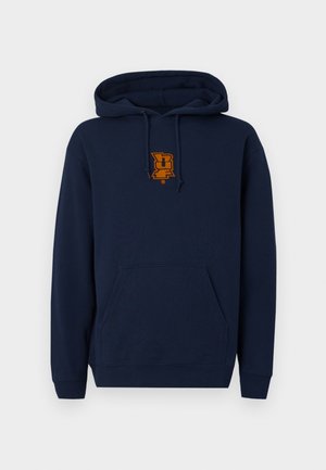Tume sinine kapuutsiga pusa, mille rinnal on oranž logo, eesmine tasku, soonikkoes varrukad ja äär; valmistatud pehmest puuvillast materjalist.