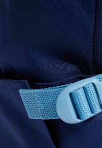 Tela azul marino con superficie texturizada, que presenta una correa tejida en azul claro y una hebilla de plástico para un cierre seguro.