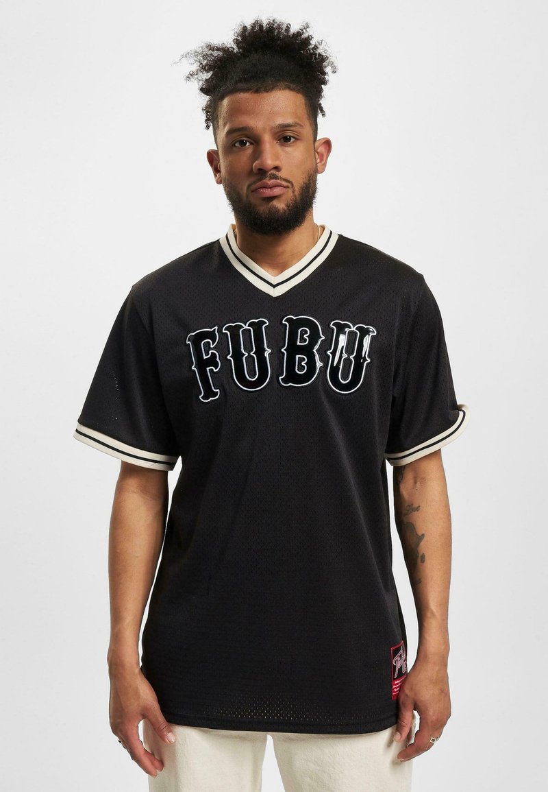 Tricou negru cu un design în formă de V, având accente albe și logo-ul "FUBU" în litere îndrăznețe. Fabricat din material de plasă respirabil.