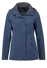 Marinblå jacka med huva fäst med prickigt foder, knäppning med knappar, två sidofickor och dragkedja framtill. Vattentätt material.