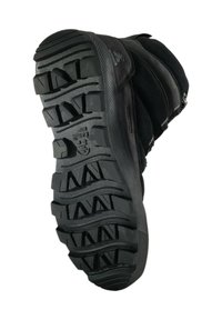 Calzado negro con una suela de goma texturizada que presenta surcos y estrías profundos para un mejor agarre. El material muestra una combinación de cuero y tejido suave.